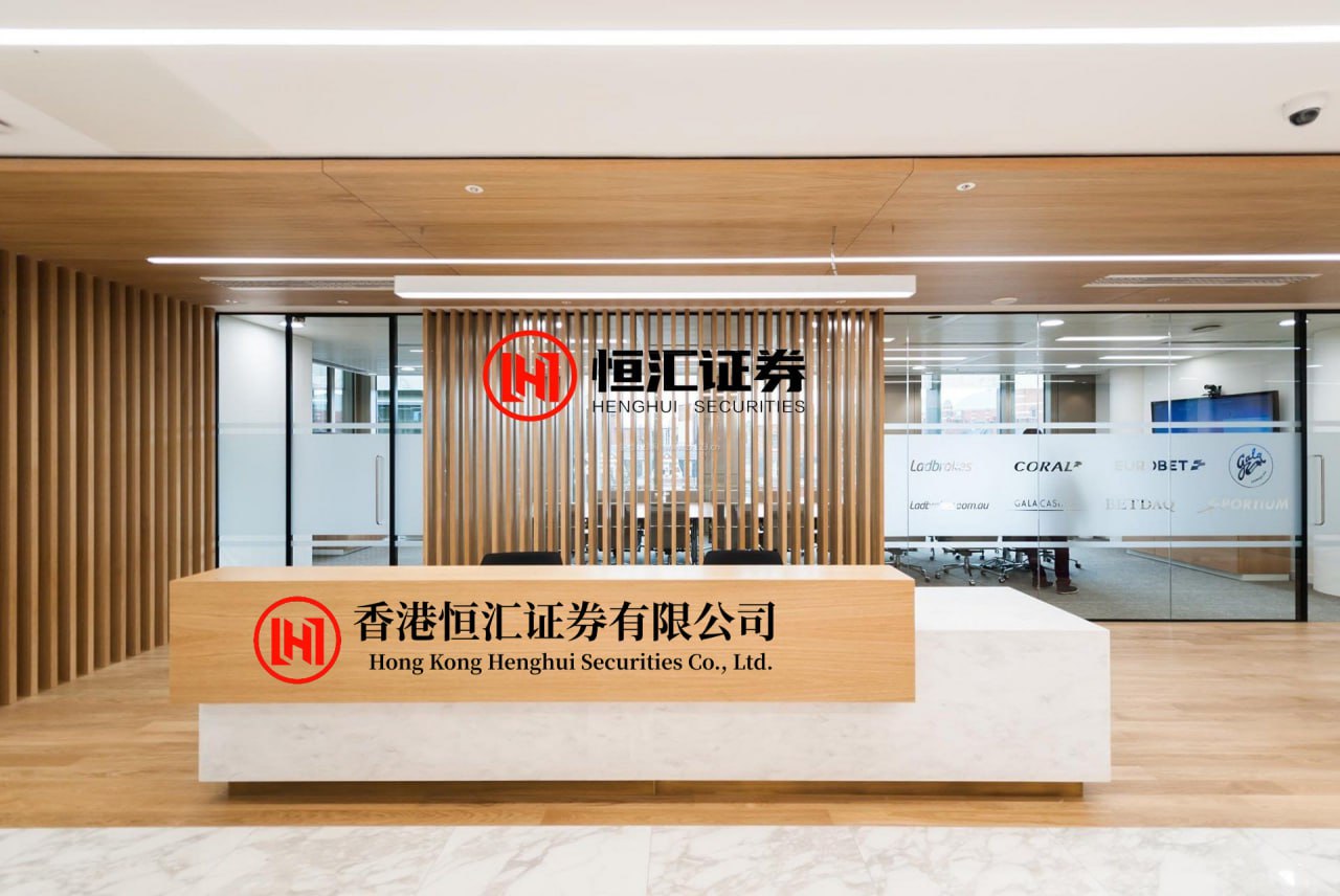 正规的配资平台APP下载 晚上睡觉喘不上来气白天没事不少人经历过这样的困扰：白天呼吸顺畅，一到夜间平躺入睡却突然喘不上气，甚至被憋醒。这种“昼夜差异”的呼吸困难，可能与睡眠姿势、气道疾病或心脏问题相关，若长期忽视，可能引发严重健康风险。夜间喘憋的常见病因：从气道到心脏的“夜间陷阱”夜间平躺时，身体处于水平...